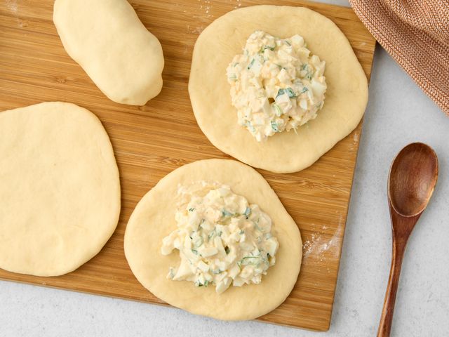 Мамины пирожки с яйцами и зеленым луком