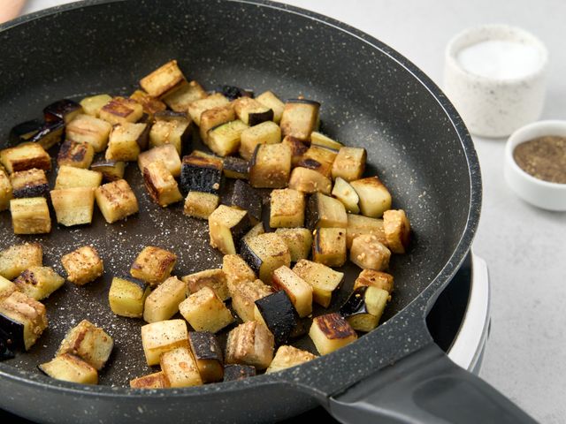 Салат с баклажаном, яйцами и луком